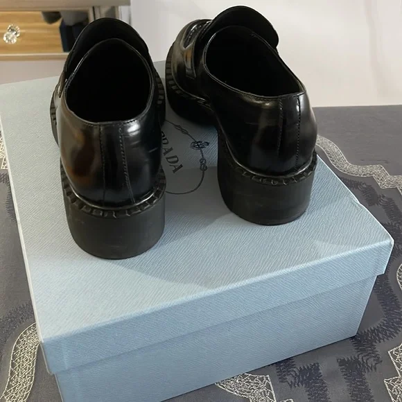 COPY - Women triangle Prada loafer - Picture 3 of 5